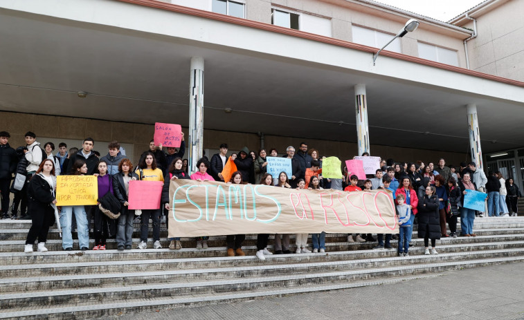 Concentración en el IES O Carril contra una educación 