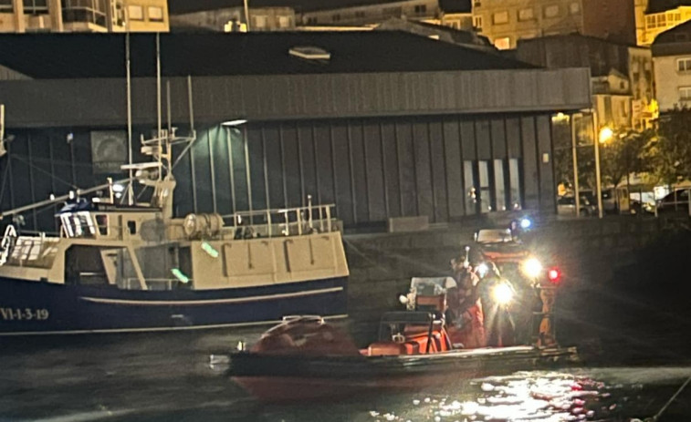 Fallece un vecino de Noalla al caer con su coche al mar en el puerto de Portonovo