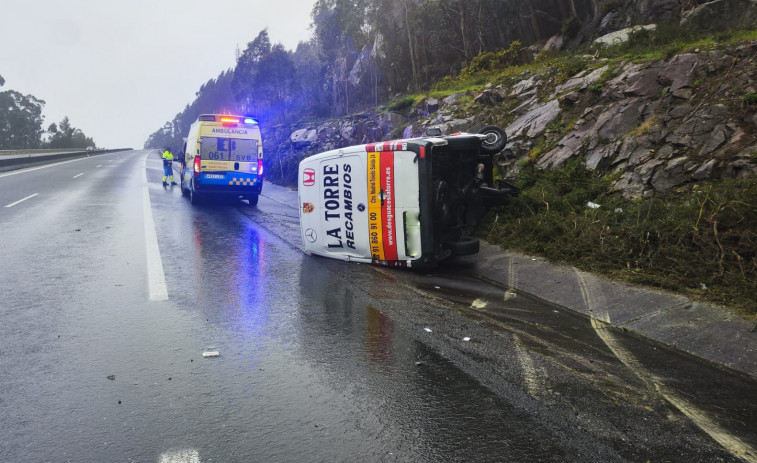 Herido el conductor de una furgoneta a la que el fuerte viento hizo volcar en la Autovía do Barbanza en Rianxo