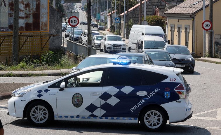 Deja su coche en la calzada y propina un puñetazo a un Policía Local de Vilagarcía