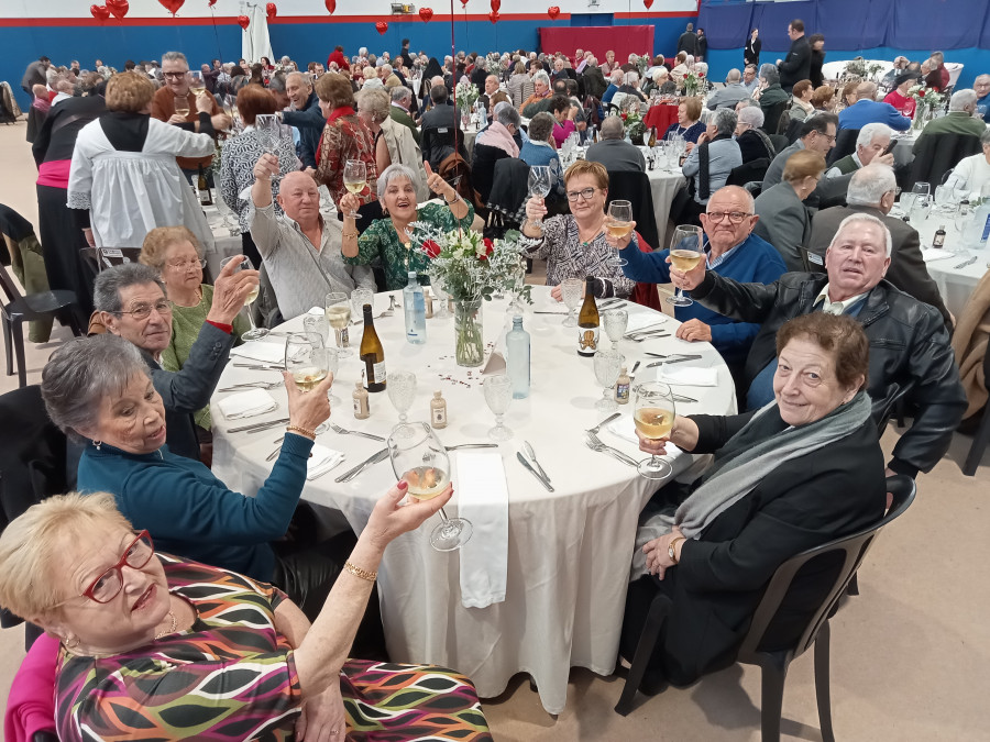 Más de 460 mayores disfrutan de su comida de confraternidad en Boiro ambientada en el Día de los Enamorados