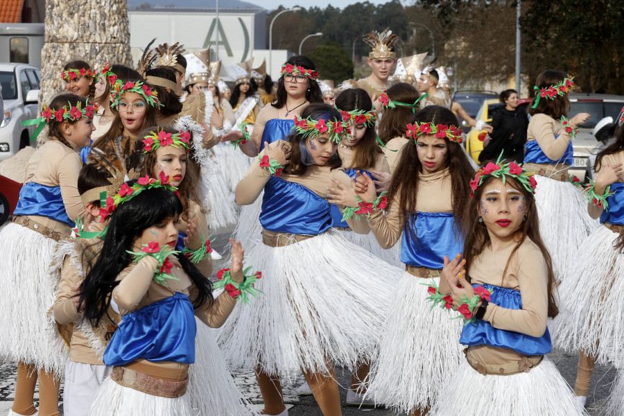 La carroza "O valor do tempo" de la ANPA del Becerra Malvar gana el flamante Desfile de Ribadumia