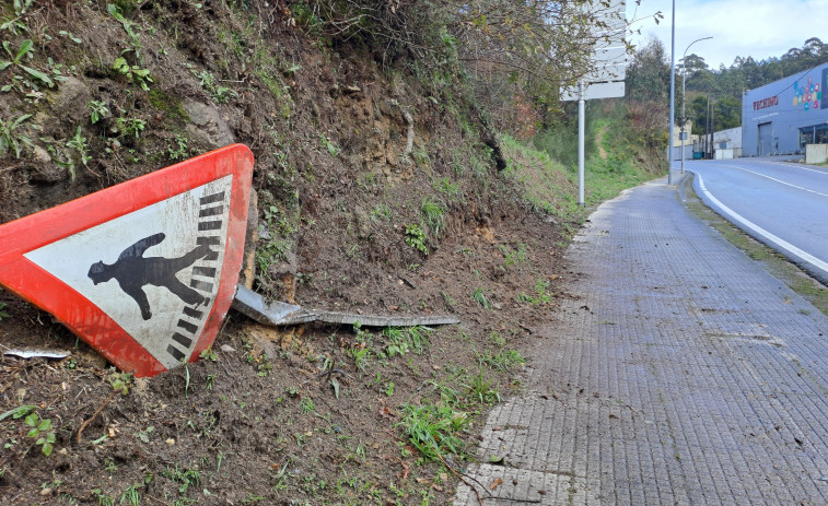 Un conductor se da a la fuga tras sufrir un accidente de madrugada en la carretera AC-305 en Boiro