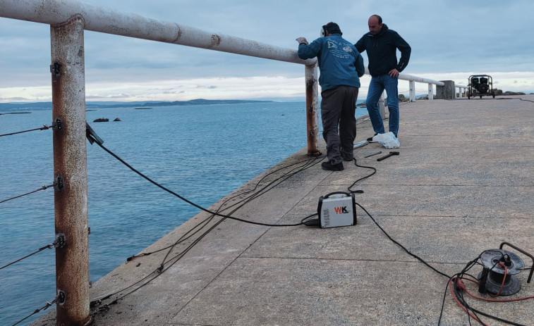 El Ayuntamiento de Ribeira acomete mejoras en los dos puentes del Paseo do Carreiro, en Aguiño