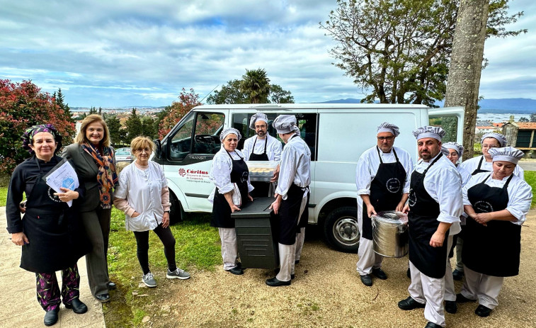 El taller de hostelería de Vilanova comienza su entrega de menús en favor de Cáritas