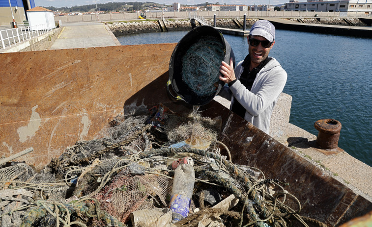 La flota de Cambados retira casi 14 toneladas de residuos del mar con una iniciativa de Afundación