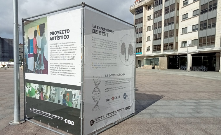 La asociación Art for Dent da visibilidad a la enfermedad rara que afecta a los riñones con una exposición al aire libre en Ribeira