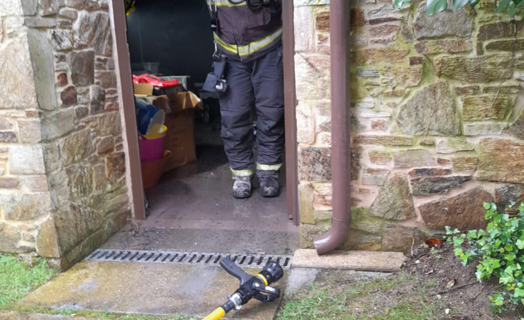 Registrado un incendio en la sala de la caldera de una casa del lugar  de Sego, en la parroquia ribeirense de Artes