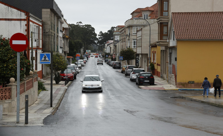 Las obras se trasladan hoy a la calle Castriños de A Illa tras concluir en la Avenida da Ponte, a falta de su pintado