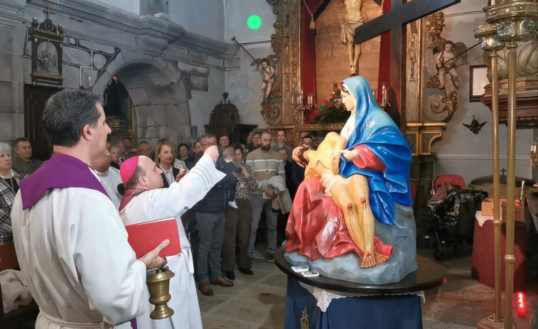 El arzobispo de Santiago de Compostela bendice la imagen de La Piedad de la Semana Santa de Boiro