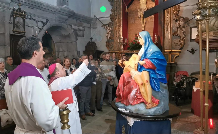 El arzobispo de Santiago de Compostela bendice la imagen de La Piedad de la Semana Santa de Boiro