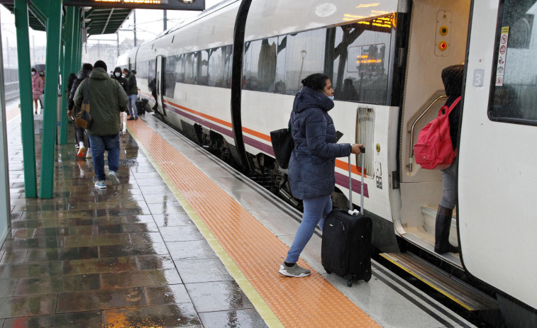 Usuarios del tren se quejan de que con el adelanto horario llegan muy temprano a Santiago