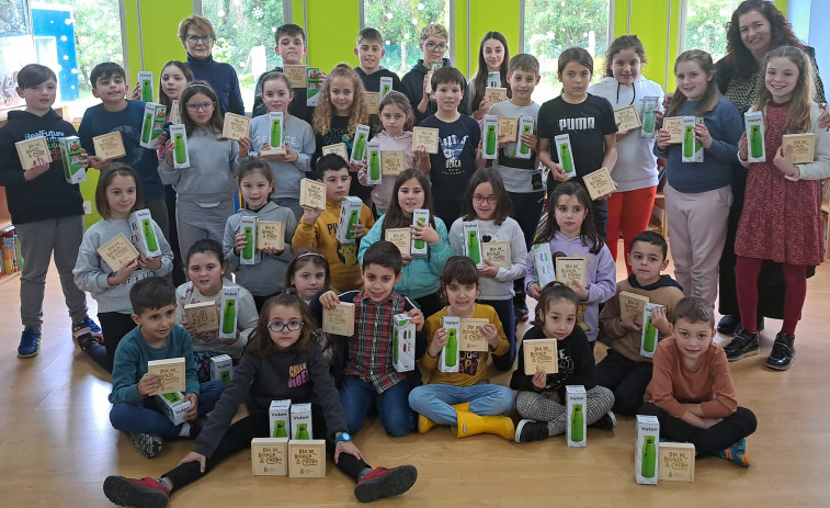 Escolares de Primaria de A Pobra reciben 50 lotes de regalos del sorteo del juego-concurso 