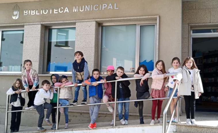 Escolares del municipio se adentran en la magia de la lectura con el programa “Coñece a túa Biblioteca”