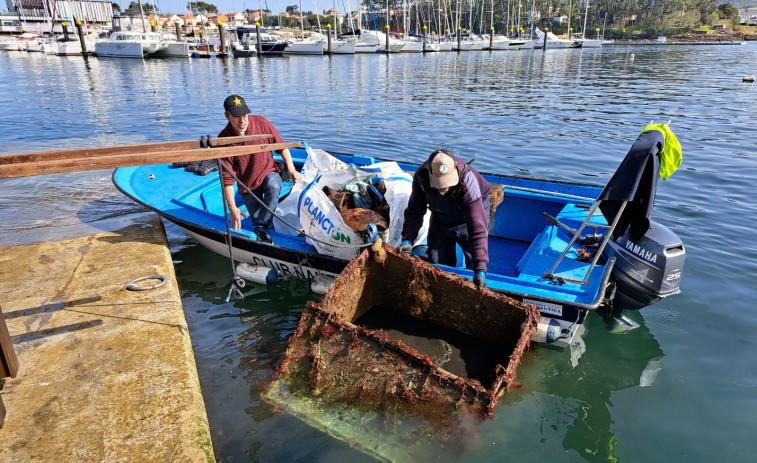 Retiran más de dos toneladas de basura de los fondos del puerto de Portonovo