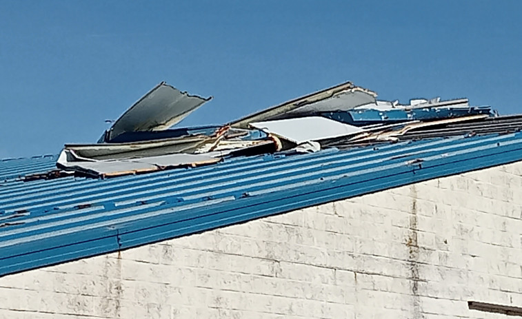Rachas de viento que superaron los 100 kilómetros por hora levantaron el tejado de la nave de rederas de Aguiño