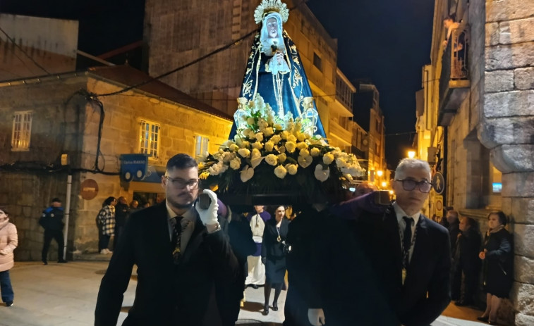 Cristina Brión se convierte en la primera mujer portadora de la imagen de La Dolorosa en la procesión de Rianxo