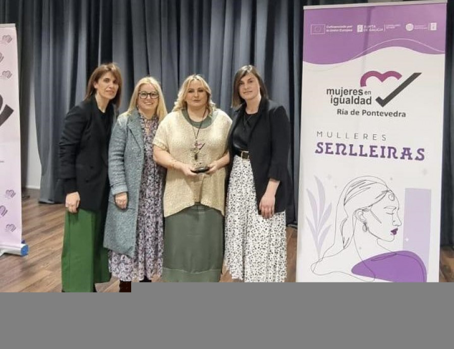 La vicepresidenta de la Praza de Portonovo, Loli Alarcón, recibe el I premio de Mulleres Senlleiras