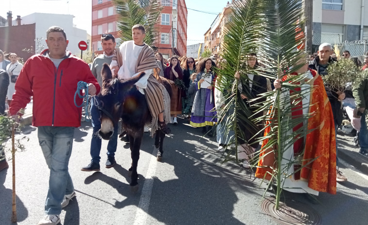 Arranque por todo lo alto de la Semana Santa en Ribeira con La Borriquita y la bendición de ramos y palmas