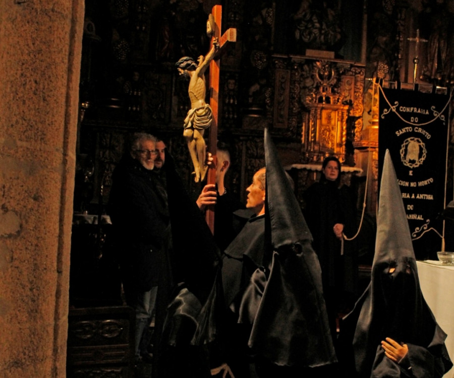 El Vía Crucis de O Caramiñal, en A Pobra, se tuvo que celebrar dentro de la iglesia debido a la lluvia y el viento