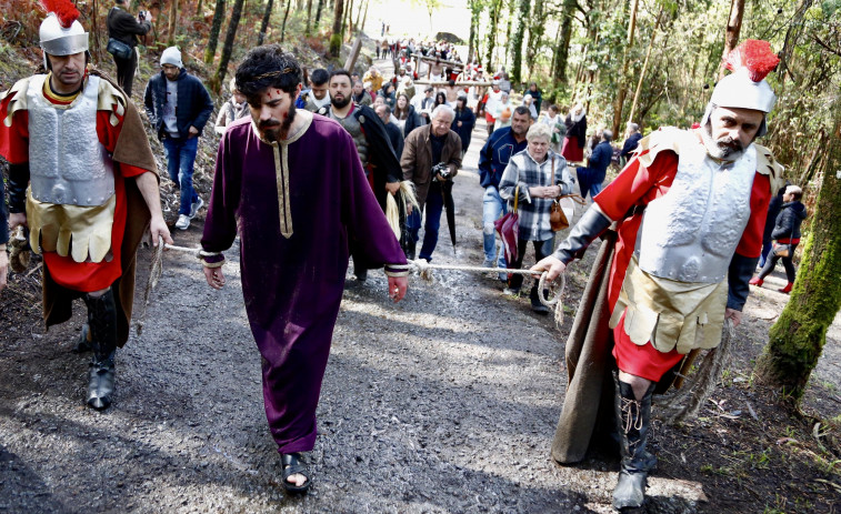 Paradela sortea la lluvia para sacar adelante gran parte de su Semana Santa