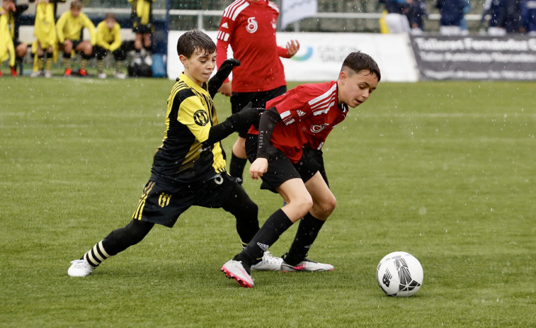 Los alevines que disputan el Arosa Fútbol 7 siguen mostrando su mejor nivel en A Senra