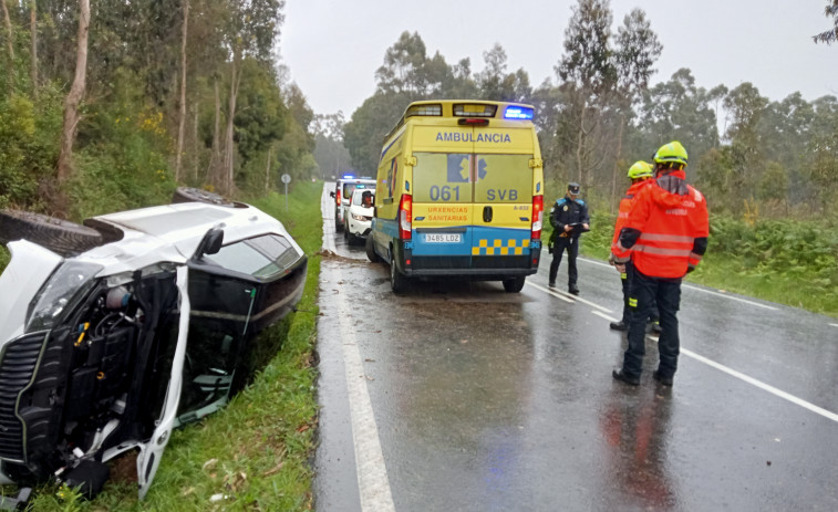 Herido un joven conductor en una salida de vía de su coche que acabó semivolcado en Frións, en Ribeira