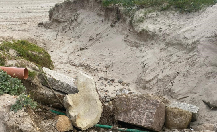 El Concello de Sanxenxo urge a Costas la reparación del muro de la playa de Canelas derribado por las lluvias