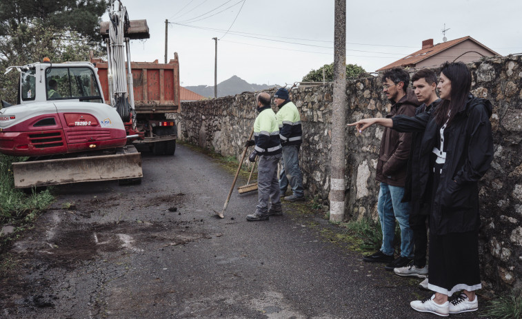 Supervisan las obras de saneamiento y pavimentación en Sirves adjudicadas por 71.787 euros