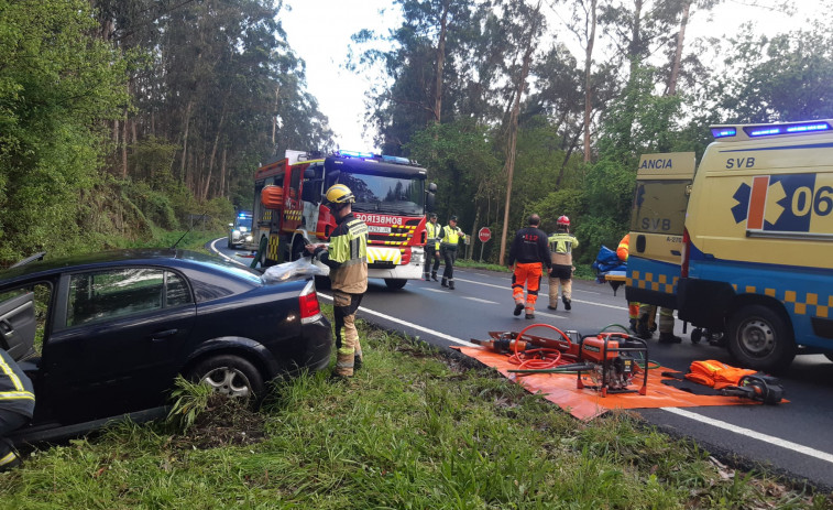 Evacuada al Hospital do Salnés una persona herida tras una salida de vía en la PO-548, en Catoira