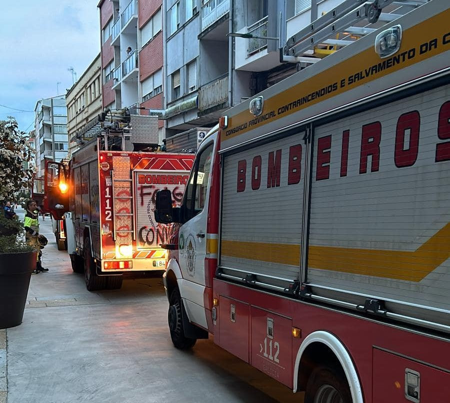Rescatan a un hombre que se precipitó desde un segundo piso en Ribeira