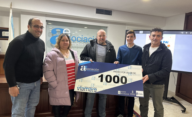 La Asociación de Empresarios de Ribeira entrega el premio de 1.000 euros de la campaña del Día del Padre