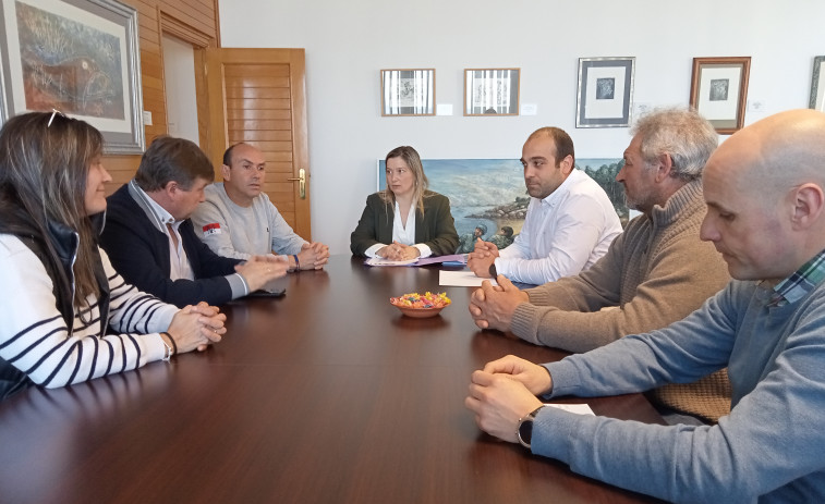 Las tres cofradías de Ribeira solicitan a la Diputación que agilice sus ayudas para la compra de vehículos de vigilancia
