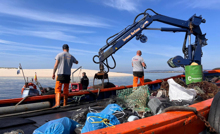 Voluntarios de Afundación retiran 1.300 kilos de basura en el entorno de Areoso