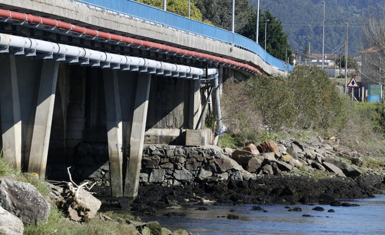 El llenado escalonado de depósitos evita más cortes de agua tras el reventón bajo el puente de Castrelo