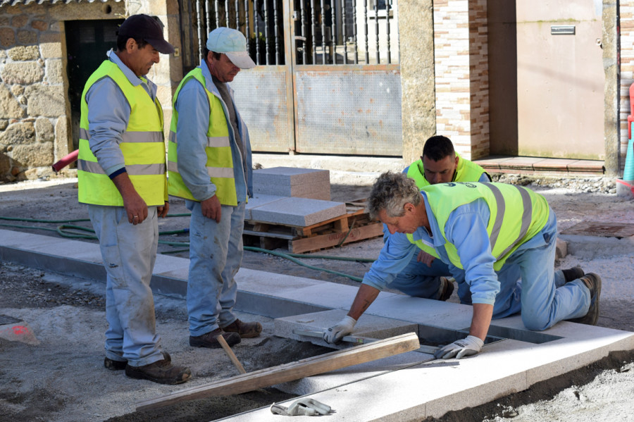Las obras de acondicionamiento de la Praza do Souto, en Pontevalga, afrontan su última fase
