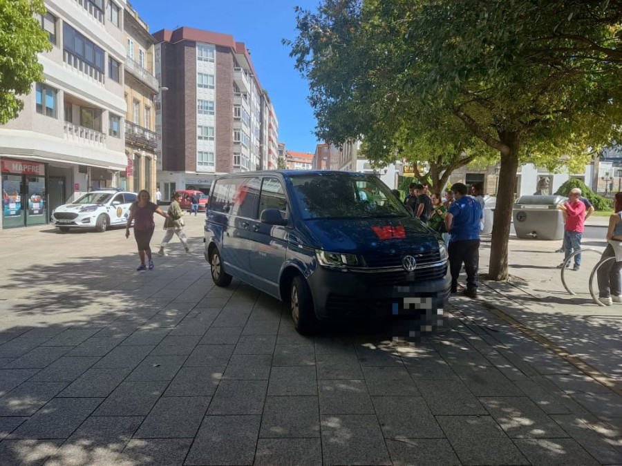 Una furgoneta de reparto hiere a una mujer tras atropellarla en la Praza de Ravella