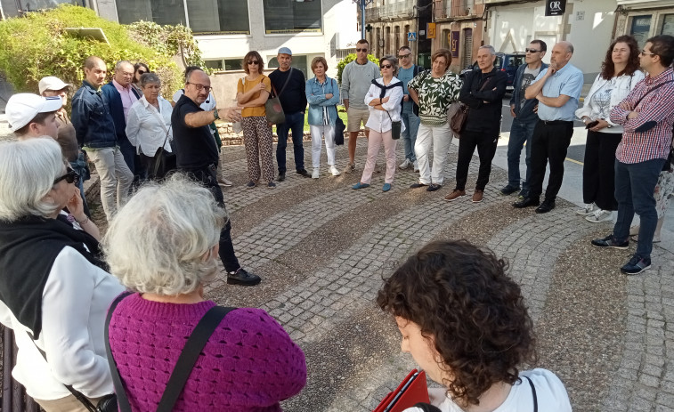 Unas 30 personas visitan el cruceiro de Entre Vilas, Casa da Cadea y consistorio por lo que significan para el patrimonio de A Pobra