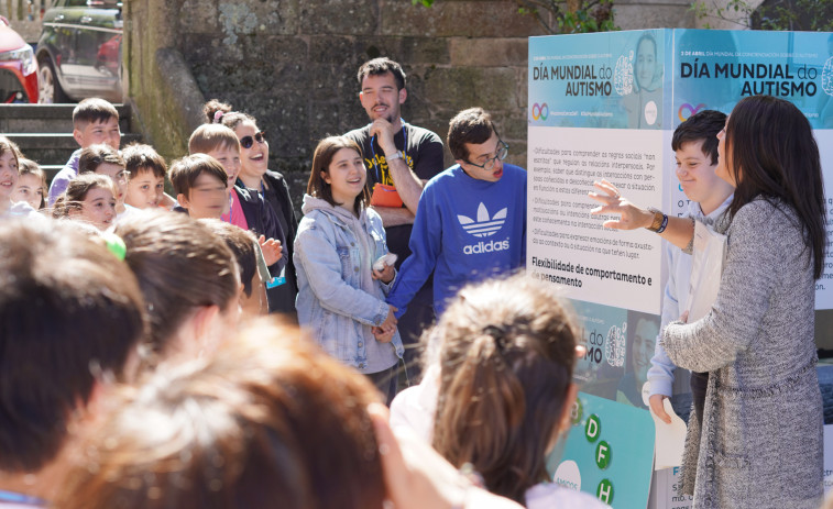 La exposición itinerante de Amicos sobre el autismo recala en Rianxo