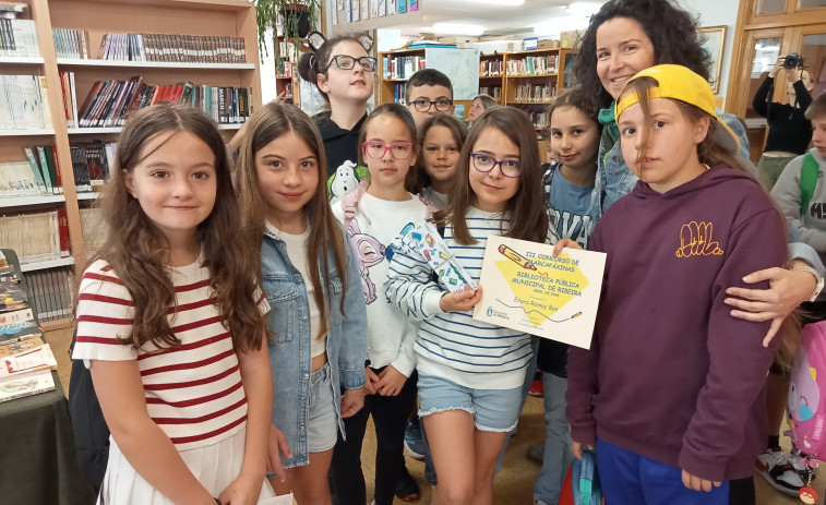 Enara Romay Bon, del colegio de Olveira, gana el III Concurso de Marcapáxinas de la biblioteca municipal de Ribeira