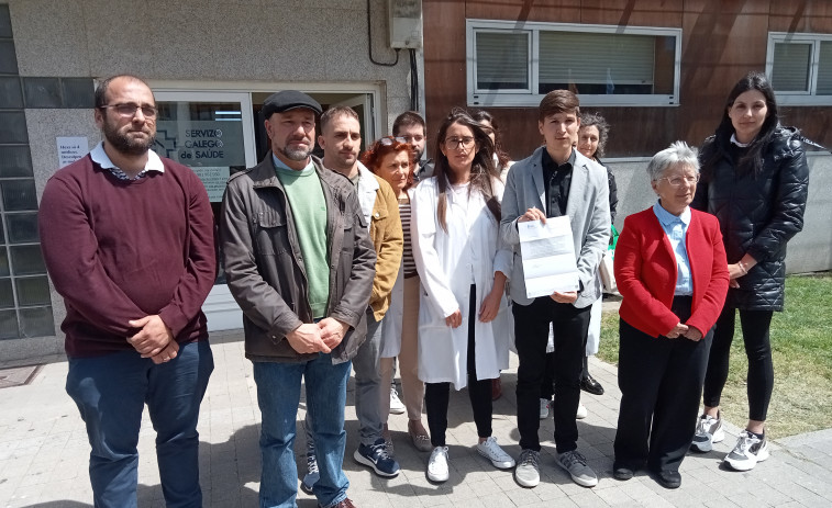 La falta de seis médicos en el turno de mañana del centro de salud de Ribeira provoca el caos y malestar