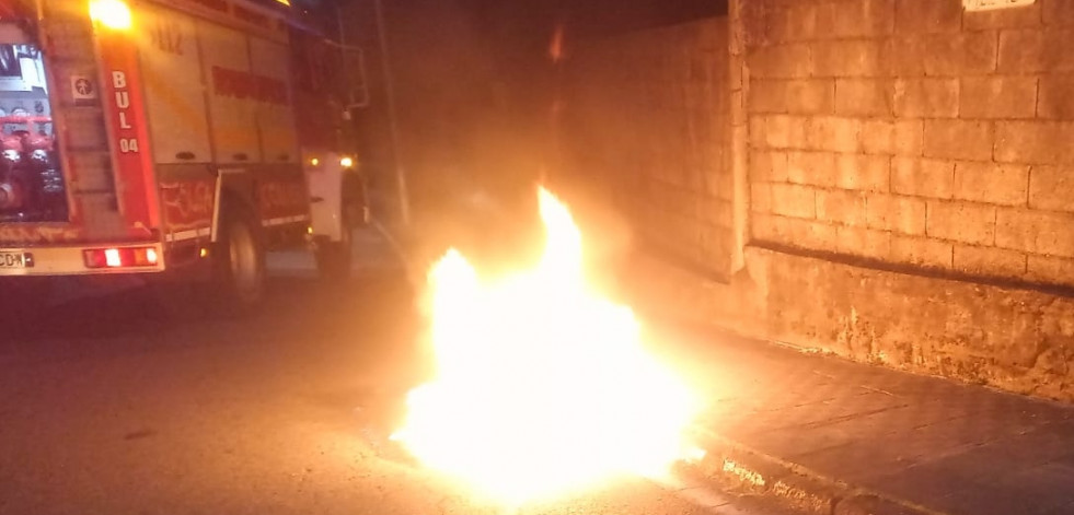 Arden dos contenedores de madrugada en el casco urbano de A Pobra