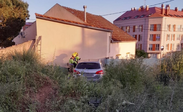 Herida la conductora de un coche tras salirse de la vía y chocar contra el cierre de una casa y atravesar su finca en A Pobra