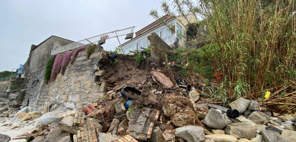 Nuevo derrumbe en A Carabuxeira: Cae parte del jardín de una vivienda
