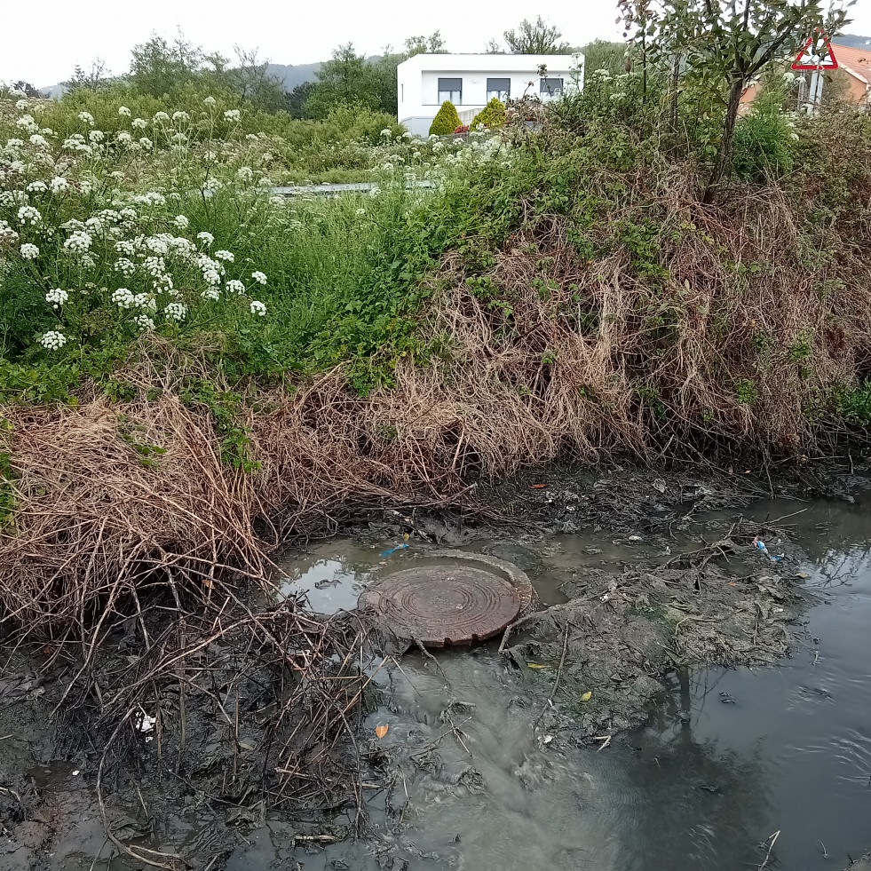 Detectan que el vertido de aguas fecales al regato en Artes es de un aliviadero de un bombeo de la depuradora de Couso