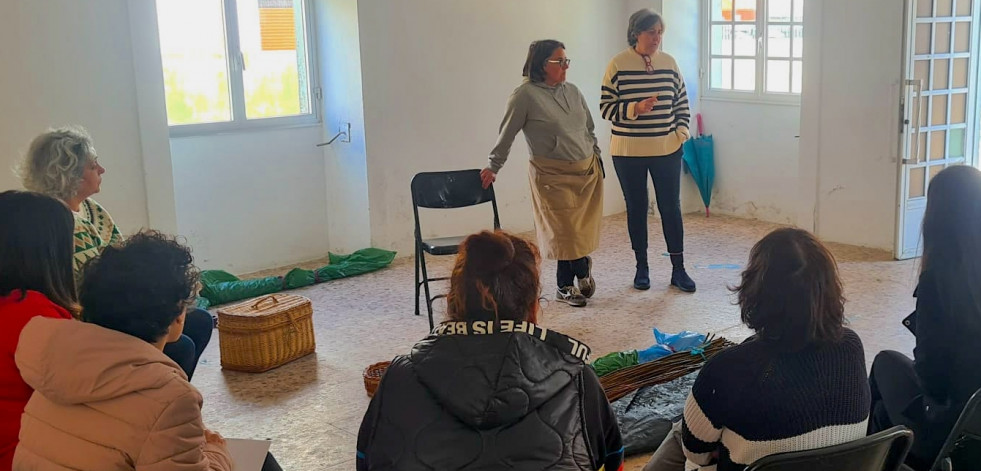 Diez personas inician en O Campiño un taller artesanal de cestería, dentro de la programación “Feito coas túas máns”