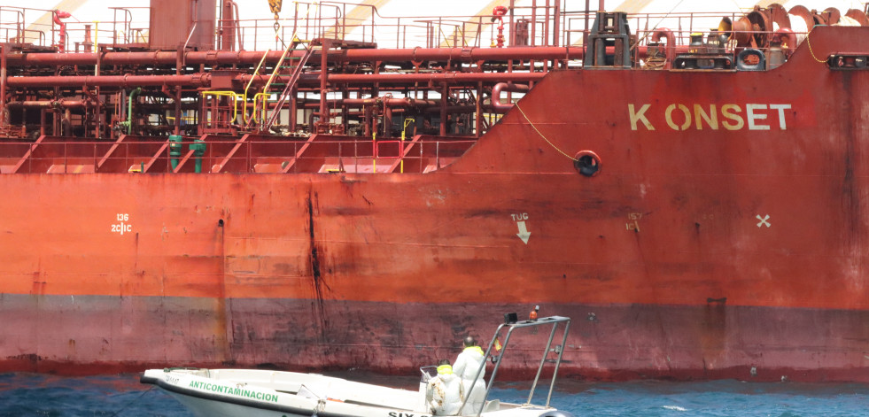 El petrolero que vertió litros de fuel en el puerto de Ceuta salió de Vilagarcía