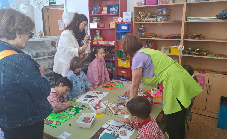Repartido entre los niños de las escuelas infantil de A Pobra diverso material para colorear sobre Luisa Villalta