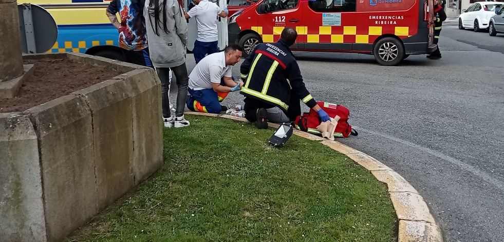 Herida una mujer al ser atropellada cuando atravesaba por medio de una rotonda en Ribeira