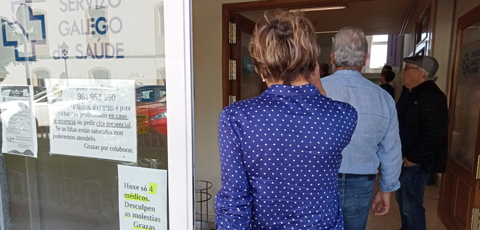 Gran malestar de los usuarios del centro de salud de Ribeira por retrasos de una hora y media en las consultas